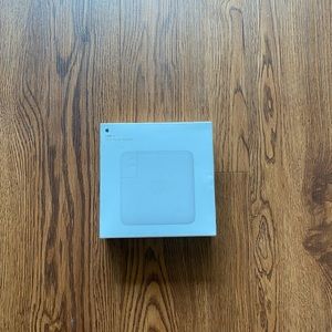 Apple 96 W USB- C adapter